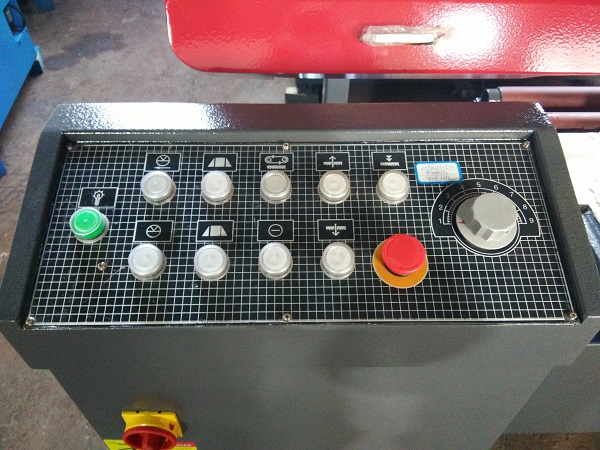 Semi-Automatic Band Saw Machine